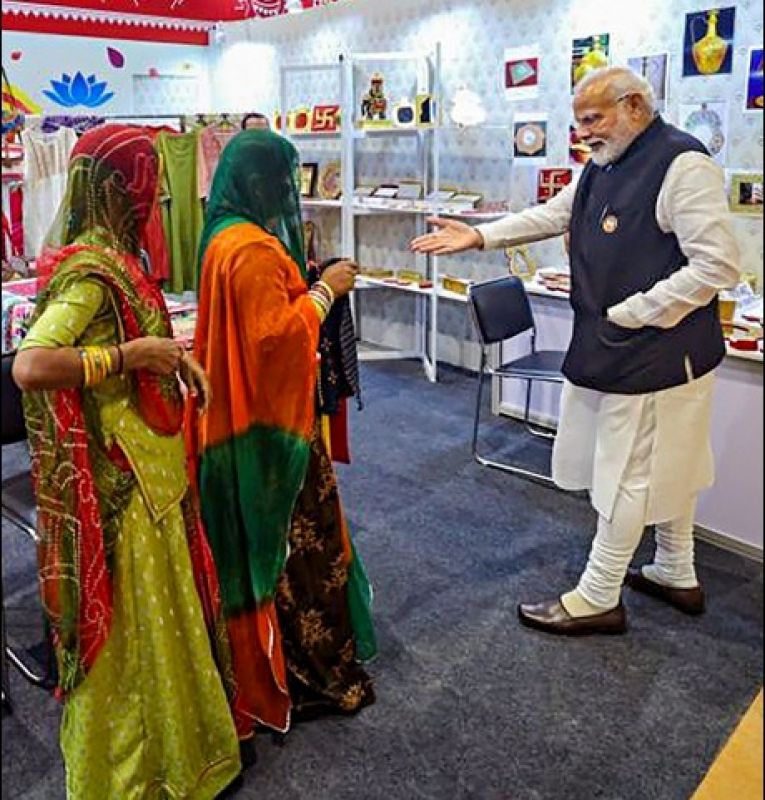 G-20 Summit: PM Modi Visits Stalls Exhibiting Handicrafts from Various States in 'Crafts Bazaar' at Bharat Mandapam