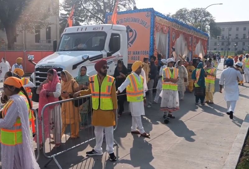 Massive Nagar kirtan was taken out in Winnipeg city of Canada to Mark 419th Prakash Purab of Dhan Sri Guru Granth Sahib Ji. 'Langar' was organised for the people. Foreigners attended the event wearing turban. See Pics.
