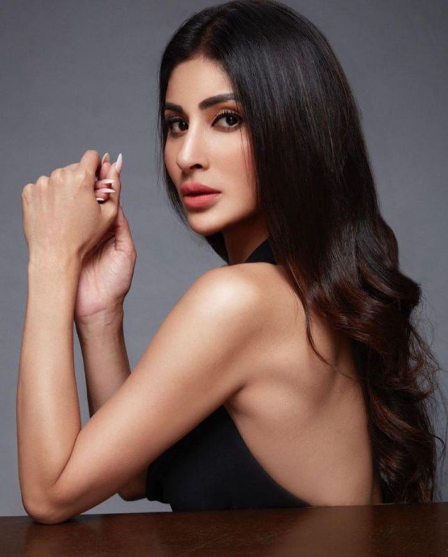 Mouni Roy drives fans crazy with her sizzling hot pics, See Here 
