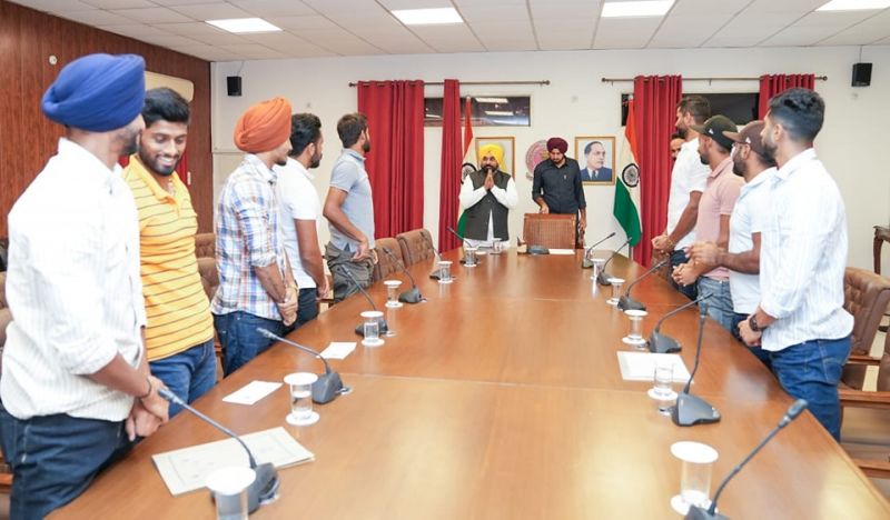 Punjab Chief Minister Bhagwant Mann & Sports Minister Meet Hayer meets the Team India players after victory in the Asian Hockey Championship. The leaders said- Our government is fully committed to provide a good environment and all kinds of support to the players. 
