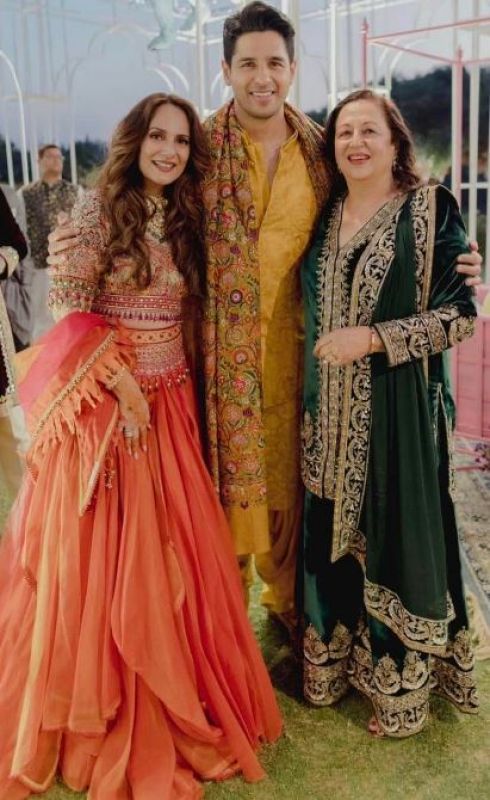 Kiara Advani Shares pics from her wedding on Mother's Day
