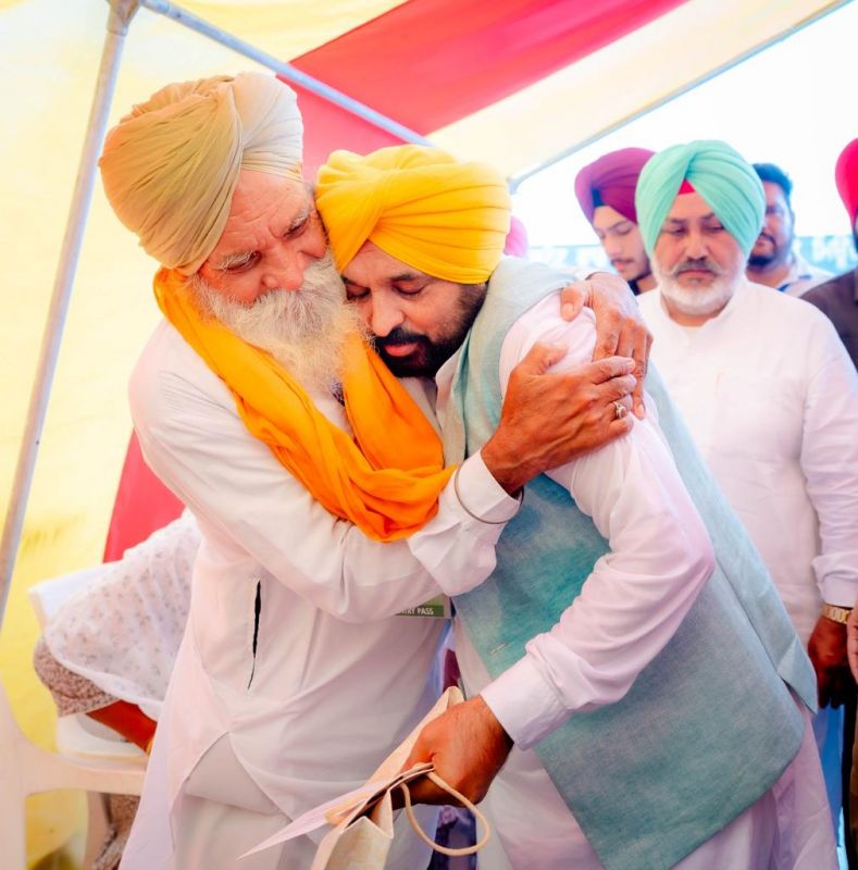 Punjab CM Bhagwant Mann Meets Kargil War Martyrs' Families on Kargil Vijay Divas