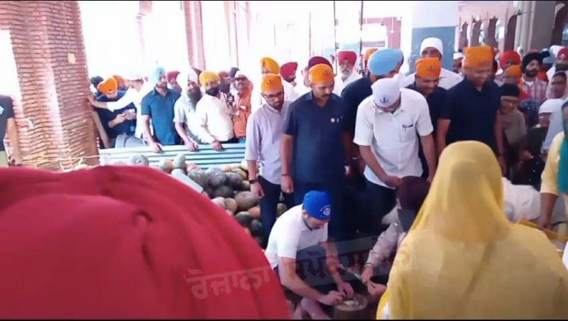 Congress Leader Rahul Gandhi Offers Sewa & Distributes Langar at Golden Temple
