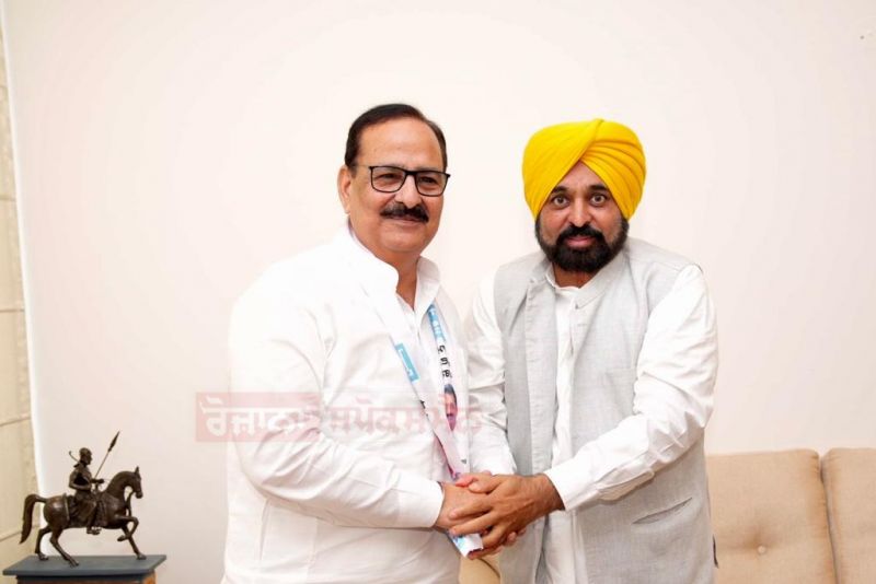 Former BJP MLA Arun Narang Joined Aam Aadmi Party in Presence of CM Bhagwant Mann 