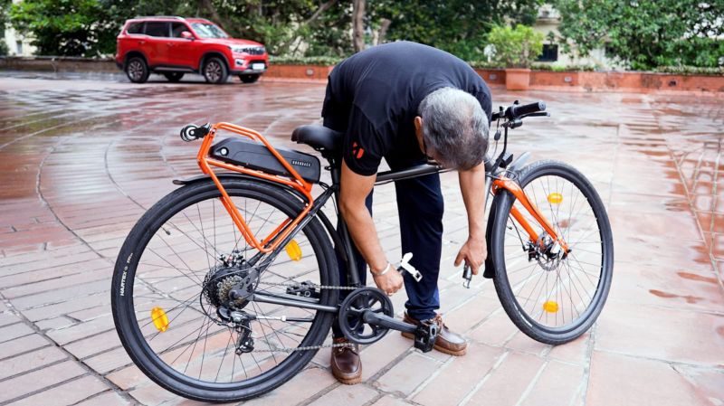 IIT Bombay Students Create World's First Foldable E-Bike with Investment from Anand Mahindra