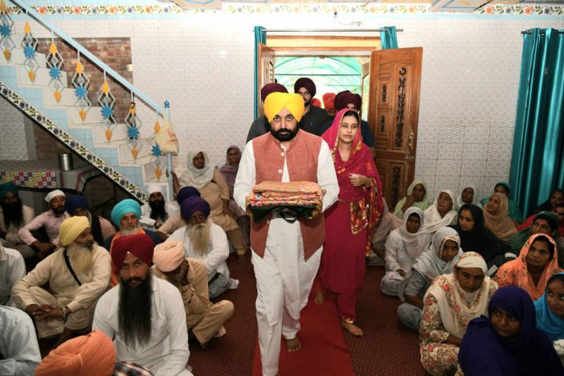 CM Bhagwant Mann Pays Obeisance at Gurdwara in Village Satoj on the occasion of his Birthday