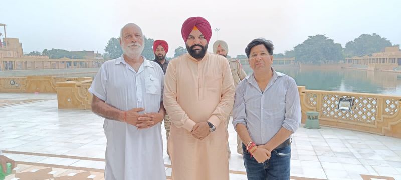 MP Gurjeet Singh Aujla Seeks Blessings at Bhagwan Valmiki Tirath Sthal in Amritsar. He Apologized for making derogatory Comments on Valmiki Community. Aujla also did the Shoe service at the Tirath Sthal.
