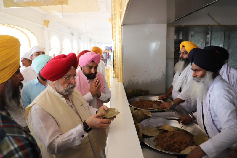 Union Minister Hardeep Singh Puri Pays Obeisance at Golden Temple in Amritsar
