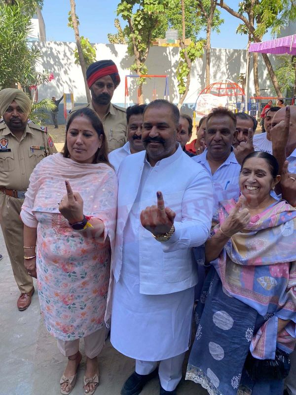 Jalandhar By-Polls: Aam Aadmi Party (AAP) Candidate Sushil Rinku & Family Casts Vote Today
