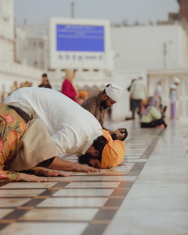 In Pics: Bollywood Star Vicky Kaushal Pays Obeisance at Golden Temple in Amritsar