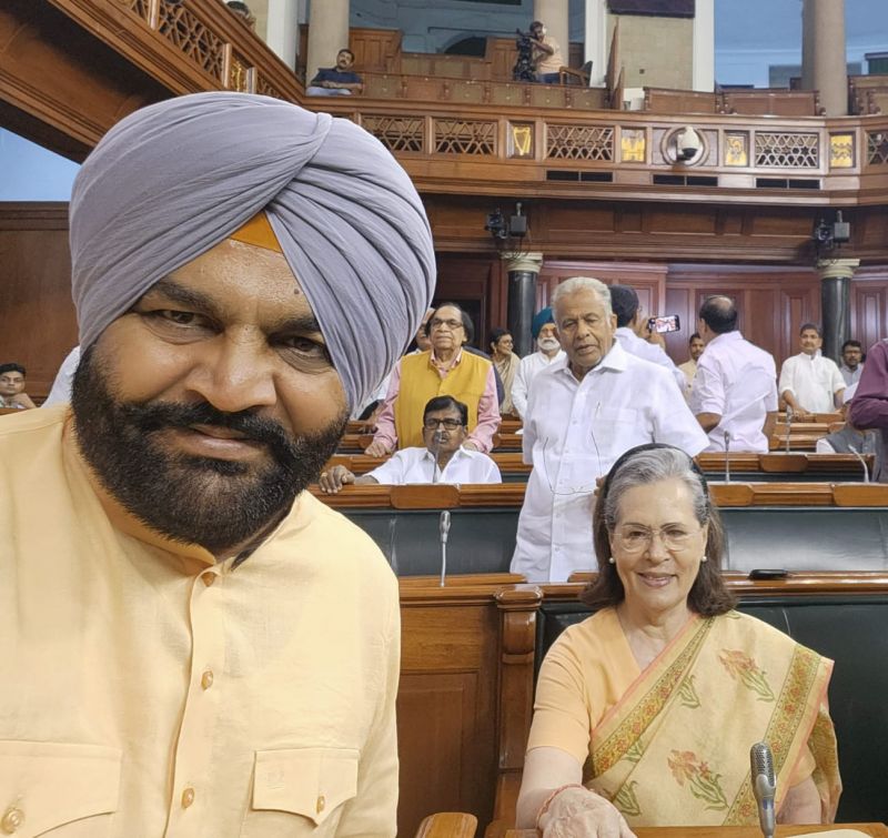 Gurjeet Aujla Capture Moments with Sonia Gandhi & Lok Sabha Members on Old Parliament's Final Day