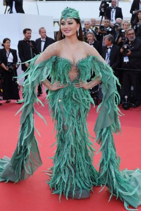 Cannes 2023: Urvashi Rautela Wears Green Feathered Gown, Fans Compares her to Parrot 
