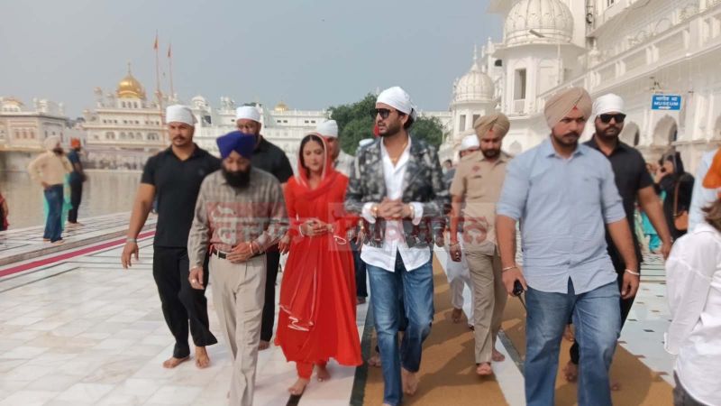 Punjabi Actor Yuvraj Hans & Fellow Artists Pays Obeisance at Golden Temple, Amritsar