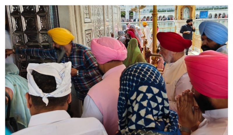 Union Minister Hardeep Singh Puri Pays Obeisance at Golden Temple in Amritsar
