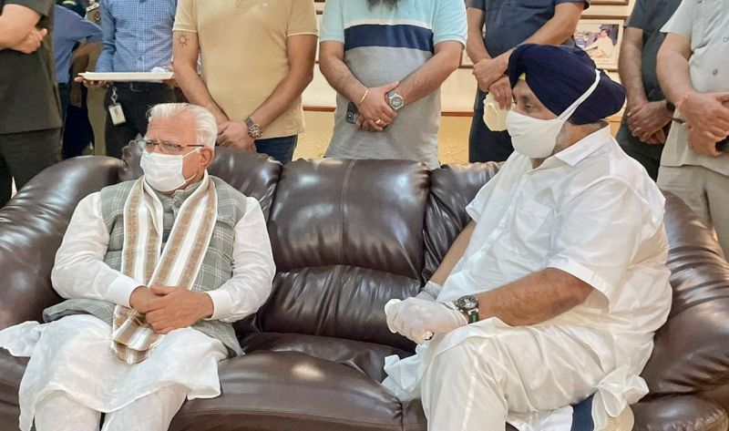Haryana CM Manohar Lal Khattar reaches Fortis Hospital in Mohali to pay tributes to Former Punjab CM Prakash Singh Badal. CM Khattar Extended Condolences to the Badal Family 
