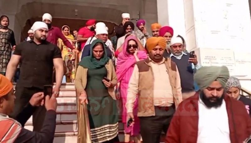 Bollywood Star Karisma Kapoor paid obeisance at Golden Temple in Amritsar