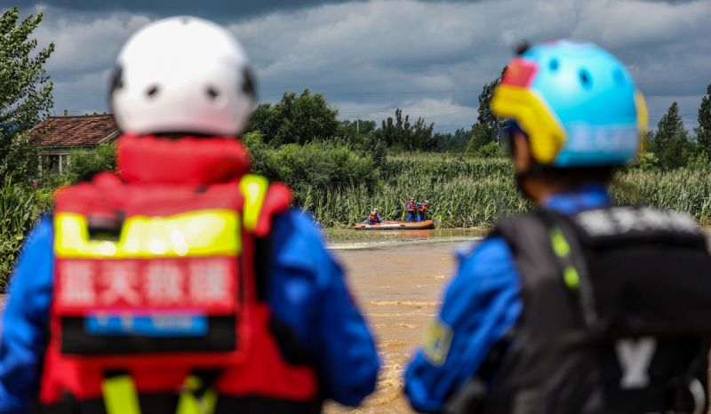 Devastating Earthquake Shocks in Australia and China, Numerous Houses Collapse in the Aftermath
