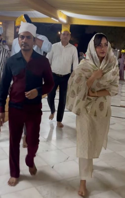 Bollywood Actor Neha Sharma & Nawazuddin Siddiqui Pays Obeisance at a Gurdwara ahead of 'Jogira Sara Ra Ra' Release 
