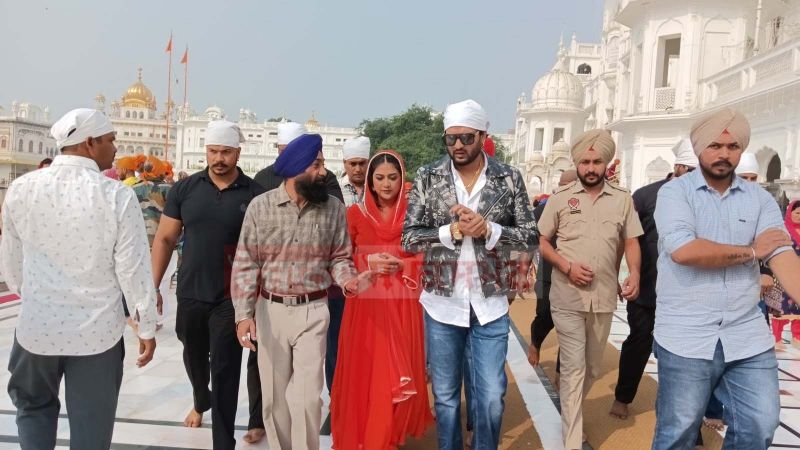 Punjabi Actor Yuvraj Hans & Fellow Artists Pays Obeisance at Golden Temple, Amritsar