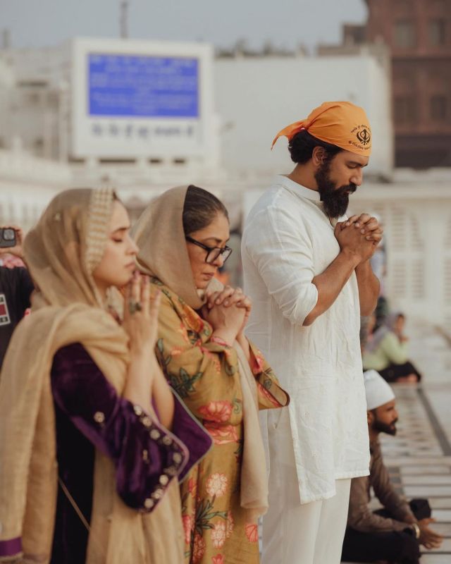 In Pics: Bollywood Star Vicky Kaushal Pays Obeisance at Golden Temple in Amritsar