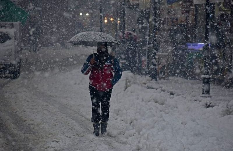 Heavy Snowfall Delights Tourists in Jammu and Kashmir: Captivating Pics Emerge