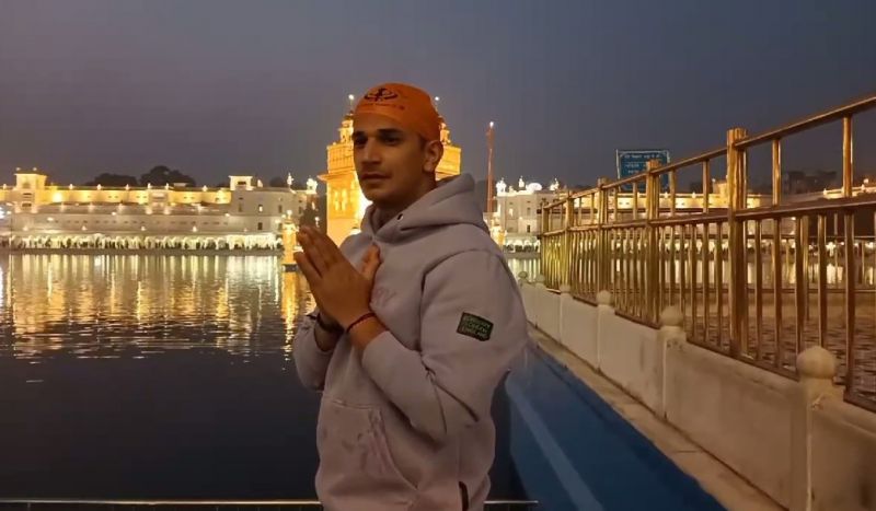 Prince Narula Pays Obeisance at Golden Temple, See Pics