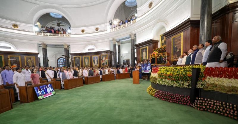 PM Modi Interacted with opposition leaders on 1st day of Parliament Special Session