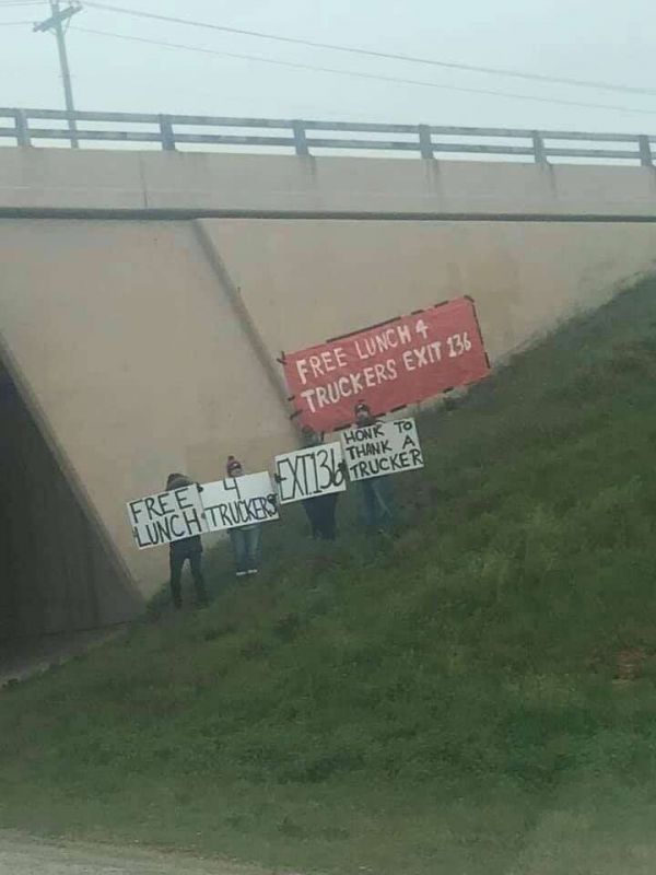 Sikhs Giving Food To Truck Drivers In America 