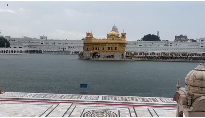Captivating View at Golden Temple in the Drizzling Rain – A Must-See! 