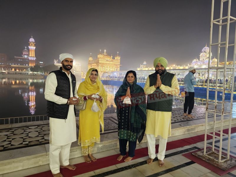 MP Gurjeet Aujla with his newly married daughter & son-in-law seeks blessings at Golden Temple