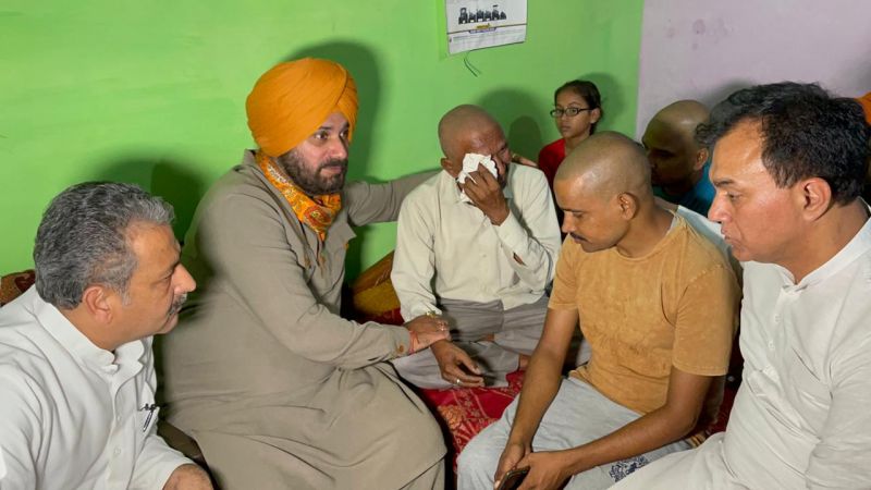 Navjot Sidhu reached Lakhimpur Khiri and started hunger strike at journalist Raman's house 