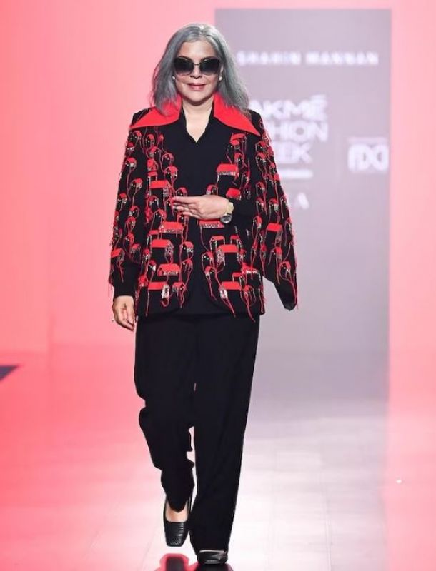 Zeenat Aman exhibits sizzling look at Ramp
