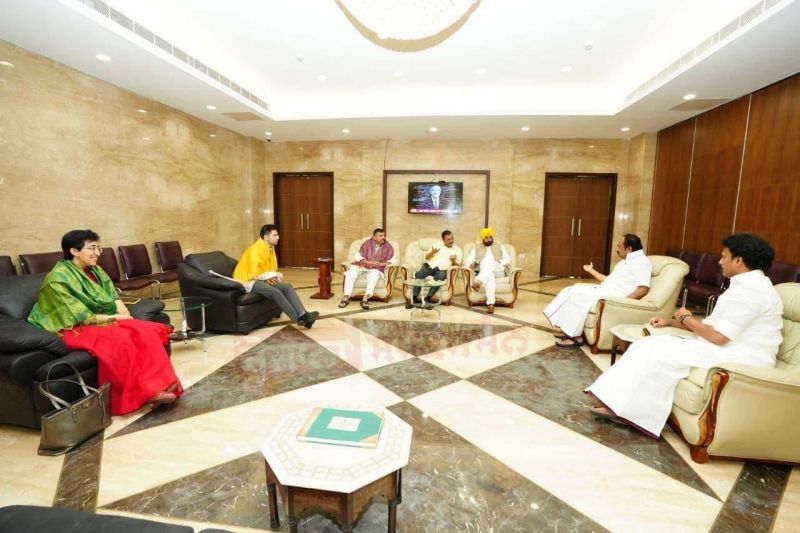 Punjab Chief Minister Bhagwant Mann and Delhi Chief Minister Arvind Kejriwal reached Chennai. They received warm welcome by Tamil Nadu CM MK Stalin and party workers.
