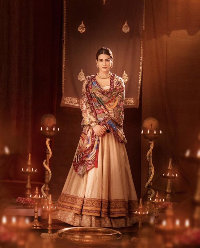 Kriti Sanon looks Graceful in Traditional Indian Outfit