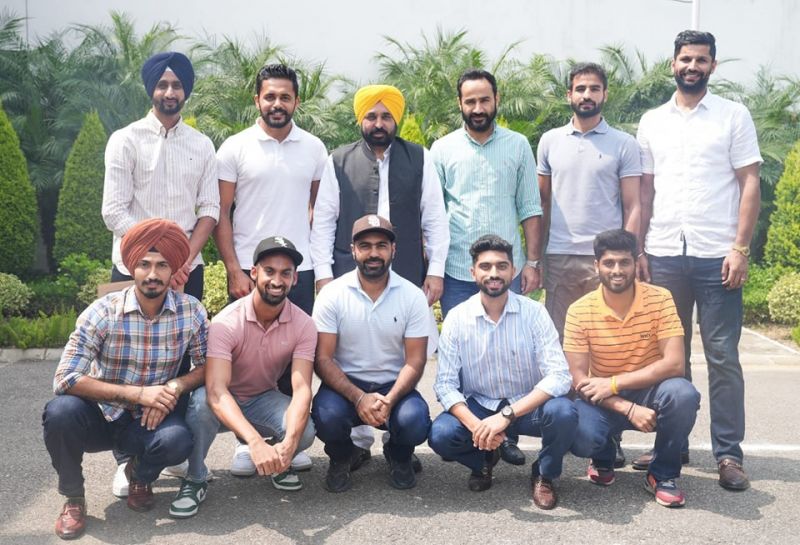 Punjab Chief Minister Bhagwant Mann & Sports Minister Meet Hayer meets the Team India players after victory in the Asian Hockey Championship. The leaders said- Our government is fully committed to provide a good environment and all kinds of support to the players. 
