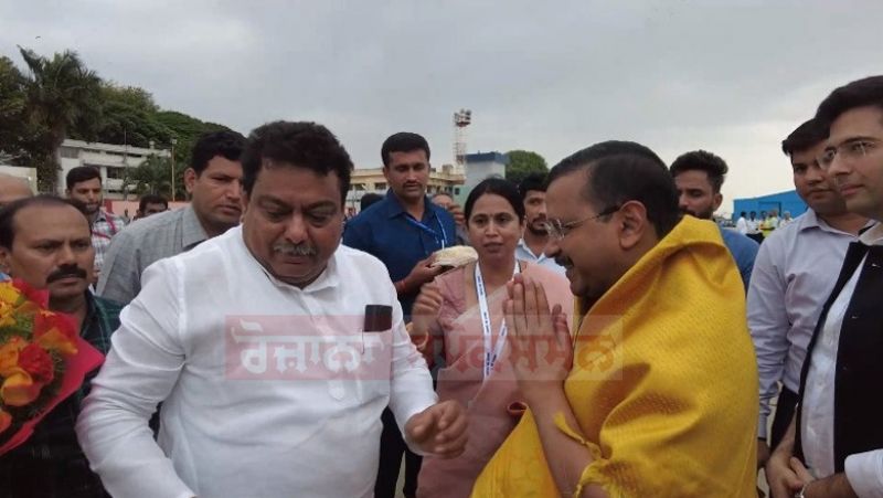 AAP Supremo Arvind Kejriwal, CM Mann & MP Raghav Chadha Receives Warm Welcome in Bangalore
