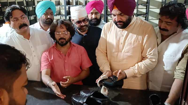 MP Gurjeet Singh Aujla Seeks Blessings at Bhagwan Valmiki Tirath Sthal in Amritsar. He Apologized for making derogatory Comments on Valmiki Community. Aujla also did the Shoe service at the Tirath Sthal.
