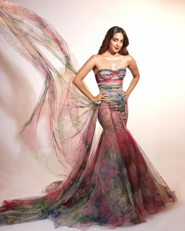 A Splash of Colors: Kiara Advani Radiates Grace in Multicolored Ensemble