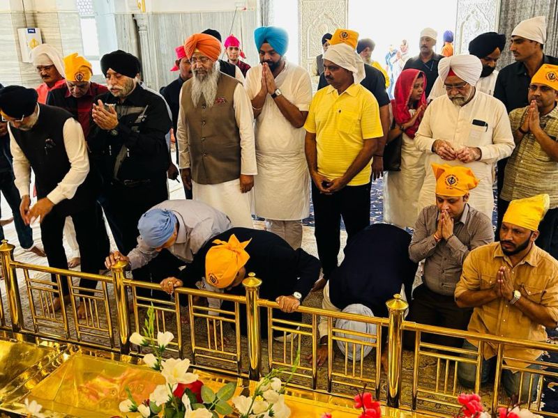 Union Minister Nitin Gadkari Pays Obeisance at Gurudwara Shri Rakab Ganj Sahib. Inaugurated the free cancer care and eye checkup camp. Chairman of National Minority Commission Iqbal Singh Lalpura was also present on the occasion. 
