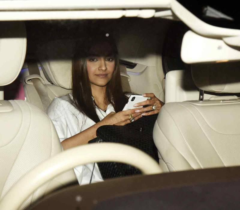 Newly Weds Sonam Kapoor and Anand Ahuja Enjoyed a Dinner Date