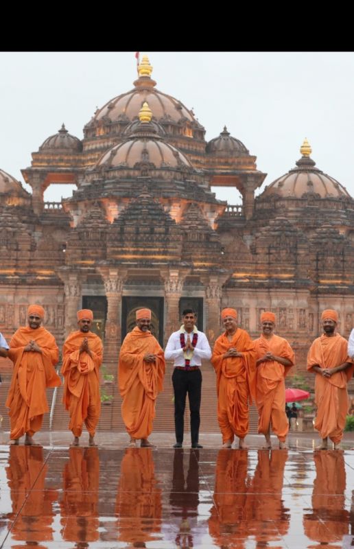 G-20 Summit: British PM Rishi Sunak & Wife Akshata Murthy Seeks Blessings at Akshardham Temple