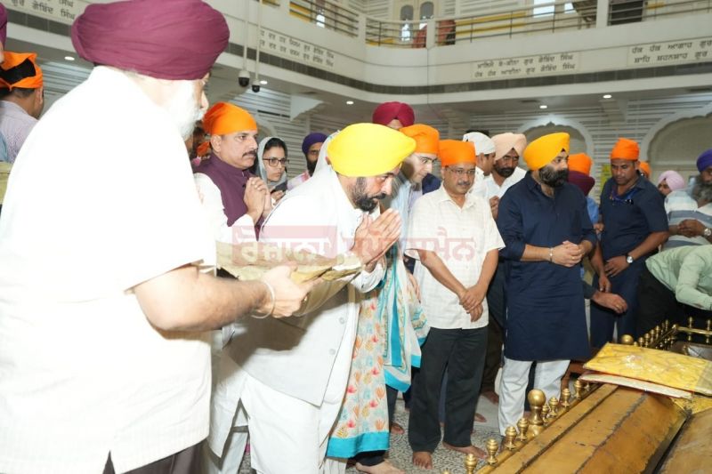 CM Bhagwant Mann & Delhi CM Arvind Kejriwal Pays Obeisance at Takhat Sri Harimandir Ji Patna Sahib. Rajya Sabha Members Raghav Chadha and Sanjay Singh were also present at the occasion.
