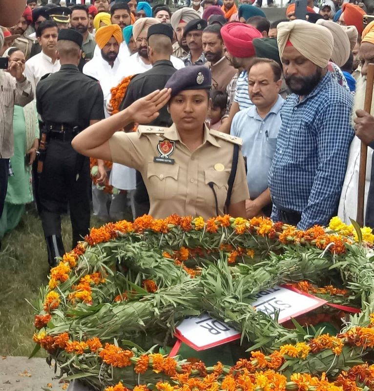 SSP Batala Ashwani Gotyal pays tribute to the Poonch Martyr Harkrishan Singh, Shares grief with the family