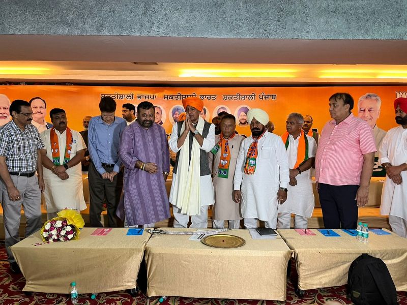 Punjab BJP Chief Sunil Jakhar Attends Meeting with Workers over Panchayat & Corporation Polls in Ludhiana 