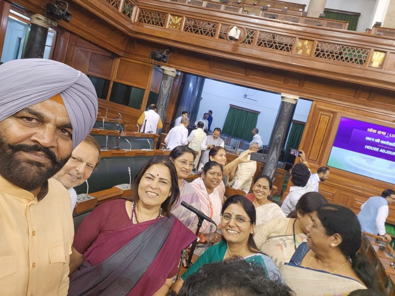 Gurjeet Aujla Capture Moments with Sonia Gandhi & Lok Sabha Members on Old Parliament's Final Day