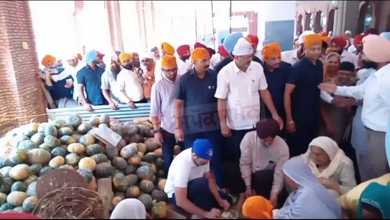 Congress Leader Rahul Gandhi Offers Sewa & Distributes Langar at Golden Temple