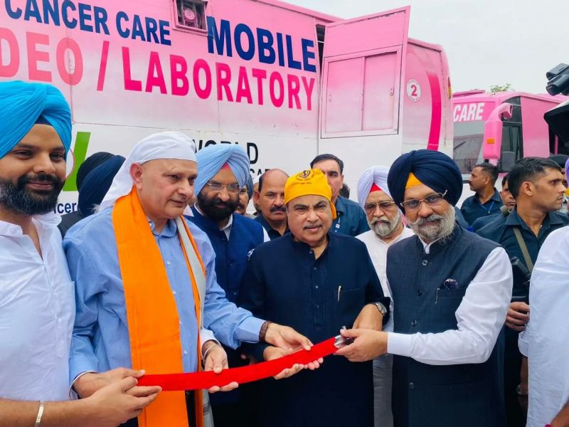 Union Minister Nitin Gadkari Pays Obeisance at Gurudwara Shri Rakab Ganj Sahib. Inaugurated the free cancer care and eye checkup camp. Chairman of National Minority Commission Iqbal Singh Lalpura was also present on the occasion. 
