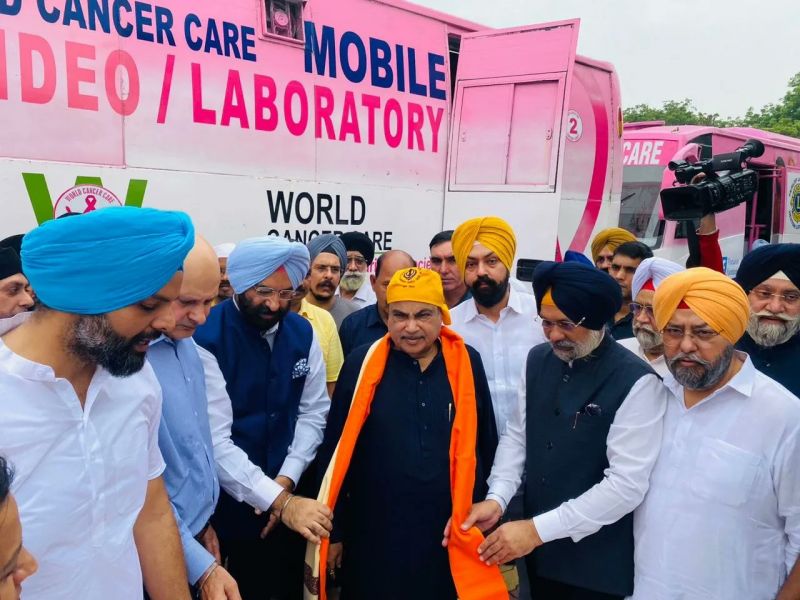 Union Minister Nitin Gadkari Pays Obeisance at Gurudwara Shri Rakab Ganj Sahib. Inaugurated the free cancer care and eye checkup camp. Chairman of National Minority Commission Iqbal Singh Lalpura was also present on the occasion. 
