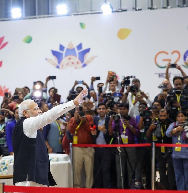 G-20 Summit: PM Modi Visits Stalls Exhibiting Handicrafts from Various States in 'Crafts Bazaar' at Bharat Mandapam