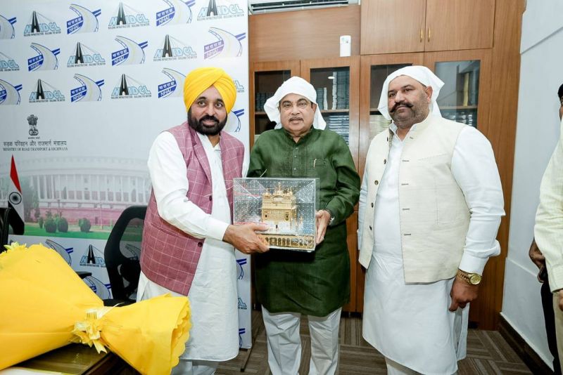 Punjab CM Bhagwant Mann Meets Union Minister Nitin Gadkari. The CM Presented a model of Sri Darbar Sahib to the Union Minister. Discussions were held about the highway projects of Punjab. Lok Sabha member Sushil Kumar Rinku was also present on this occasion
